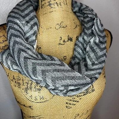 Bufanda Infinity Chevron gris y negra Foto 1 de 4