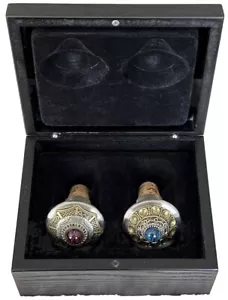 DECORATIVE ANN CICHON WINE BOTTLE STOPPER & SPOUT W/CUSTOM WOODEN DISPLAY BOX - Picture 1 of 8