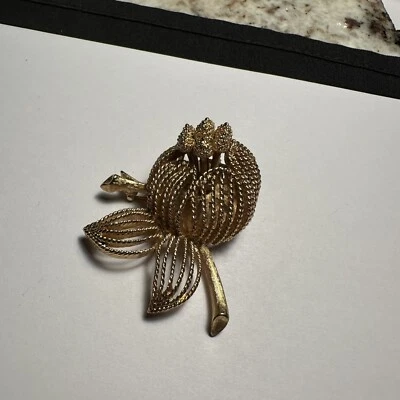 Подписанная золотистая винтажная брошь на булавке с текстурированным цветком Моне - Изображение 1 из 4
