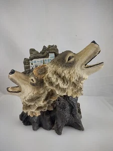 Busto de cabeza aullante de lobo gris resina de 10,2" de alto con fondo de ciudad/montañas - Imagen 1 de 12