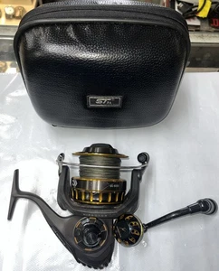 Daiwa BG 8000 7 Lager Spinnrolle mit ST21 Tasche - Bild 1 von 9
