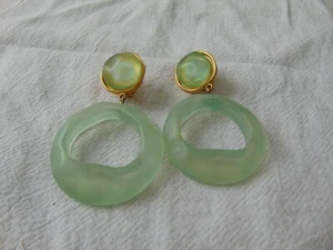 cerchi vintage Escada oro opaco smerigliato verde chiaro cerchi in lucite cerchio pendente - Foto 1 di 3