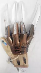 Guanto coltello da dito in plastica A Nightmare on Elm Street firmato Robert Englund! - Foto 1 di 13