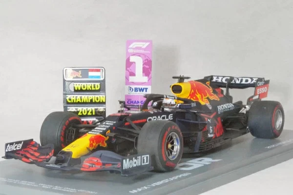 Spark 1/18 Red Bull Honda RB16B 2021 Abu Dhabi GP Winner M. Verstappen - Image 1 of 3