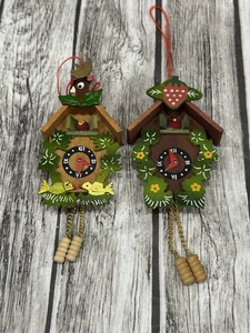 Set di due ornamenti per orologio a cucù in legno vintage  - Foto 1 di 2