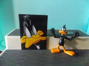 Warner Brothers 1991 Daffy Duck and Magnet Figure-2.75" - Picture 1 of 2