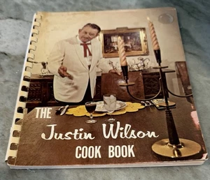 The Justin Wilson Cookbook 1975 Louisiana Cajun Creole Southern Chef  Book - Imagen 1 de 3