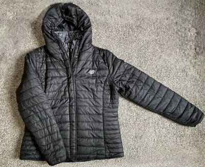 Chaqueta acolchada acolchada con capucha negra grande New Balance forrada de lana para mujer Foto 1 de 4