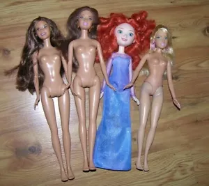Lotto Barbie ~ Big Flat Feet Cali~2 Big Feet Beach Bambole & Merida Brave con Abito - Foto 1 di 9