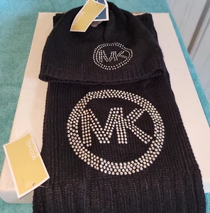 Conjunto de 2 bufandas y gorro de punto Michael Kors negro con tachuelas logotipo de Michale Kors - Imagen 1 de 9