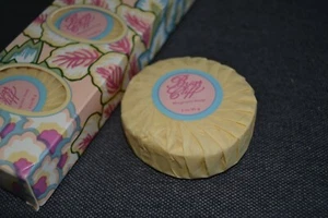 Juego de Jabón Redondo KAREN CARSON CREATIONS 3 BREZO ACANTILADO AROMA MAGNOLIA NUEVO EN CAJA De Colección - Imagen 1 de 6
