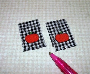 Miniature Kitchen Towels, BLACK/White Gingham w/Pumpkin Applique: DOLLHOUSE 1:12 - Imagen 1 de 1