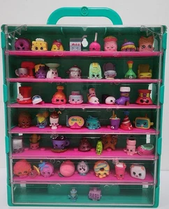 Shopkins 48 Stück ~ zufällige Figuren ~ keine Duplikate gemischte Jahreszeiten mit Koffer! - Bild 1 von 10