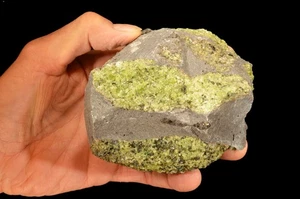 Peridot Basalt 4 Zoll 2 Pfund 9 Unzen natürliches Bergmineral Probe roher Heilkristall - Bild 1 von 1