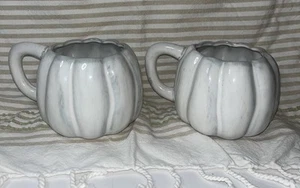Juego de 2 tazas de café Anthropologie blancas otoño otoño otoño cosecha calabaza calabaza - Imagen 1 de 8