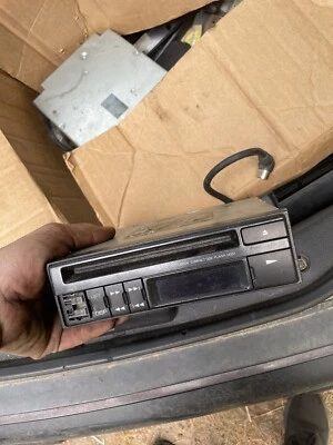 UNIDAD PRINCIPAL REPRODUCTOR DE CD RADIO MITSUBISHI PAJERO Montero MB842073 Foto 1 de 2