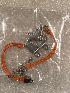 Pulsera de cuerda naranja para niña con 2 dijes de patín de metal *NUEVA* DTA - Imagen 1 de 3