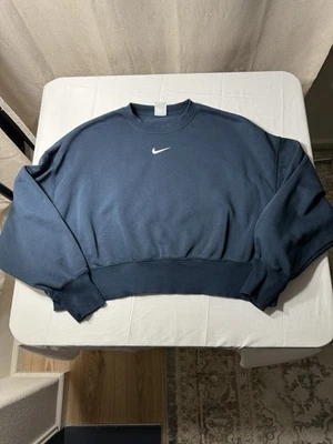 Sudadera corta de lana Nike Phoenix cuello redondo para mujer pequeña de gran tamaño azul marino. Foto 1 de 4