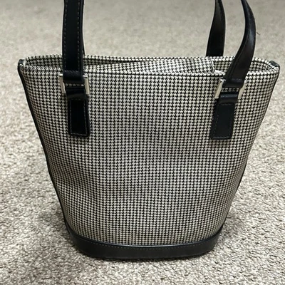 NUEVO SIN ETIQUETAS Liz Claiborne Pequeño Negro Blanco Cuadros Estilo Cubo Cartera Bolso de Mano Foto 1 de 4