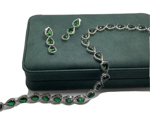 Set orecchini collana diamanti finitura oro bianco verde smeraldo taglio pera creati - Foto 1 di 9