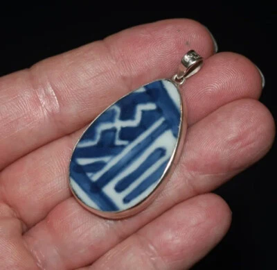 Antiguo colgante de plata de ley fragmento de porcelana azul blanco Ming Foto 1 de 4