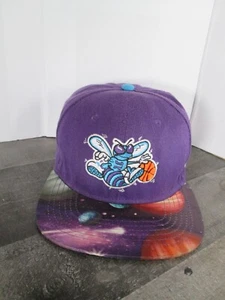 Cappello spaziale Charlotte Hornets Mitchell & Ness legno duro classici berretto posteriore a scatto RARO - Foto 1 di 15