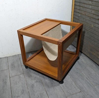 Mesa auxiliar enrollable de madera de teca moderna danesa de mediados de siglo vintage estante para revistas F82 Foto 1 de 4