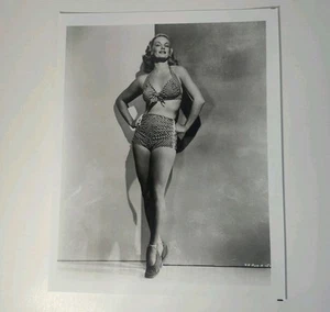 Faye Emerson en traje de baño retrato 8x10 blanco y negro fotografía actriz pin up - Imagen 1 de 1