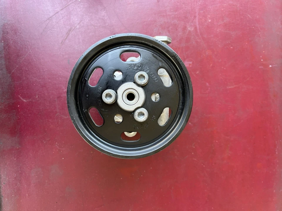 Volkswagen of America 038145255A - Power Steering Pump And Pulley - Image 1 of 4