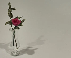 dollhouse single Dark Pink rose in glass vase - Picture 1 of 3