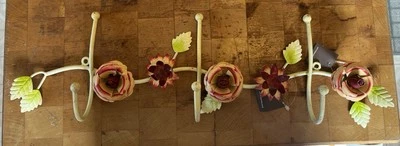 De colección Anthropologie Toleware Flores Rosas 3 Ganchos Barra Estante Nunca Usado con Etiqueta Foto 1 de 2