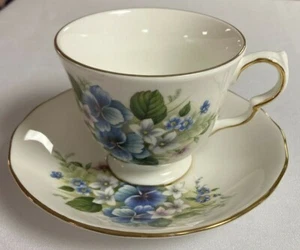 Taza de té Queen Anne platillo azul floral hueso China Inglaterra vintage  - Imagen 1 de 9
