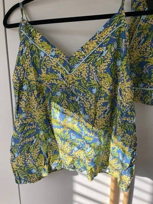 Parte superior e inferior de pijama de jockey para mujer. Bonito estampado floral con pájaros. Excelente estado Foto 1 de 4