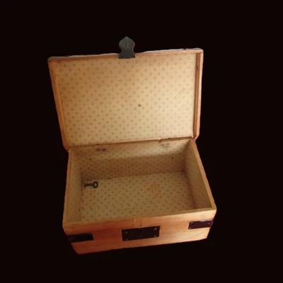 ancienne malle ou coffret  pour poupée : 28.5 x 19.5 x 13 cm + clé . en bon état - Photo 1/4