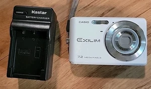 Casio EXILIM ZOOM EX-Z77 7.2MP Digitalkamera Silber Funktioniert Ladegerät Akku - Bild 1 von 5