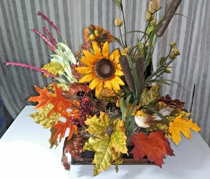 Herbstblumengesteck mit Vogelkolben Blättern im Antik Look Holzstamm - Bild 1 von 6