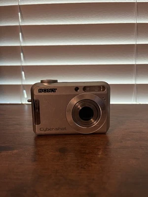 Sony Cyber-shot DSC-S650 7.2MP Digital Camera - Silver For Parts Or Repair - Image 1 of 4