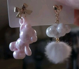 Boucle d'oreille ourson rose et nuage blanc, dépareillé, légère, neuf - Imagen 1 de 4