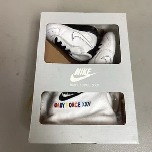 NIKE Air Force 1 06’ Paquete de Regalo (CB) Talla 2C 314565-114 Conjunto de Zapatos y Babero de Bebé XXV - Imagen 1 de 16