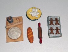 Oggetti in miniatura pane mattarello impasto biscotti