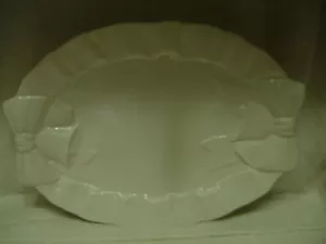 VINTAGE BIANCO GRANDE PIATTO 18 3/4" x 13,5" CAMPANA DI NATALE CON NASTRO E FIOCCHI - Foto 1 di 5