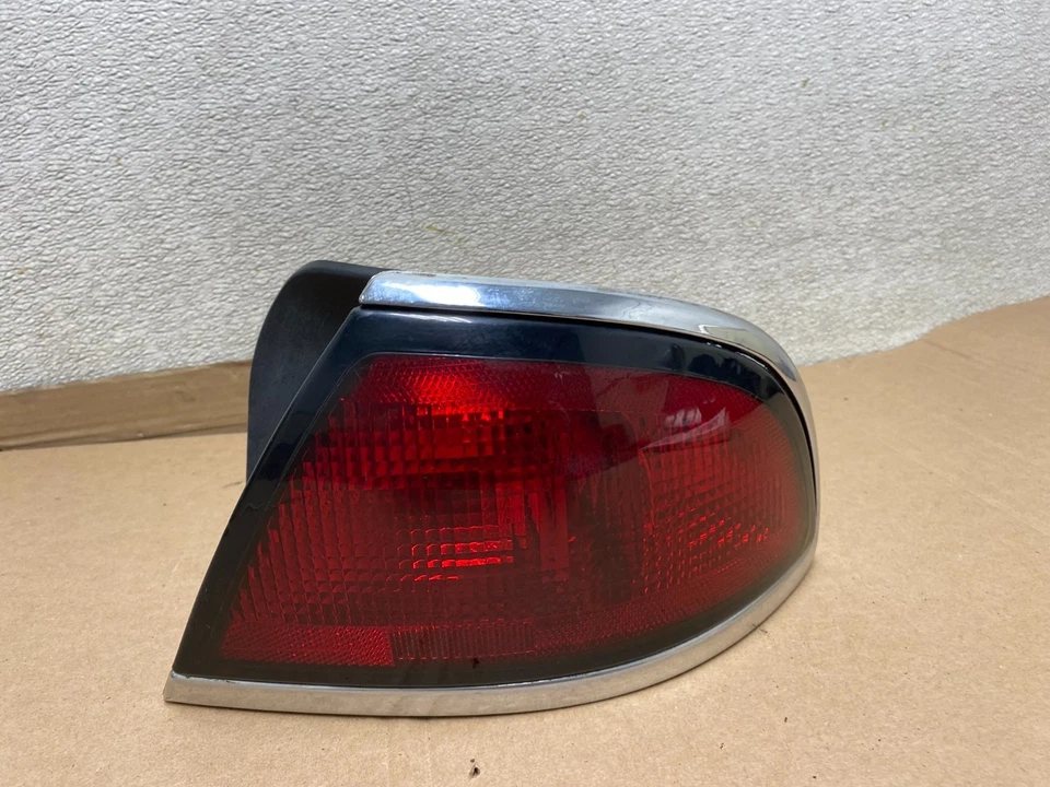 Luz trasera lateral derecha pasajero Buick Lesabre 1997-1999 OEM U6984 DW Foto 1 de 4