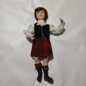 Porzellanpuppe 14 Zoll geflochtene braune Haare & Augen Outfit und Socken fehlt ein Schuh - Bild 1 von 8