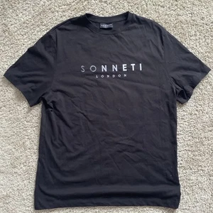 Camiseta SONNETI London negra con letras plateadas manga corta grande para hombre - Imagen 1 de 4