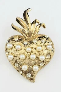 Broche vintage HATTIE CARNEGIE corazón baya pasador estrás transparente y perlas sintéticas - Imagen 1 de 7