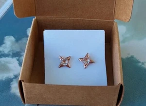 Small Star Earrings - Picture 1 of 2