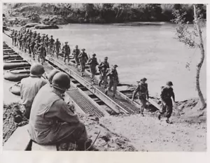 1943 Pressefoto WW2 US Army Ingenieure Auge British Troops, Volturno River Bridge - Bild 1 von 2