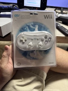 Brandneu Versiegelt Offizieller Nintendo Wii Classic Controller Gamepad Weiß - Bild 1 von 1