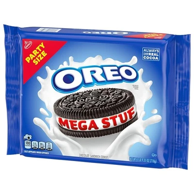 Galletas sándwich de chocolate OREO Mega Stuf, tamaño fiesta, 1 lb 9,35 oz Foto 1 de 4
