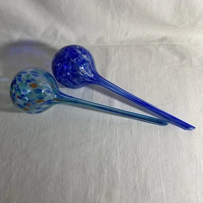 Juego de 2 globos de riego de plantas de vidrio soplado a mano Foto 1 de 4